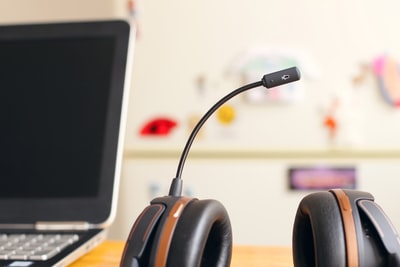 هل يمكن أن تسبب سماعة الرأس مسافات بادئة على رأسك